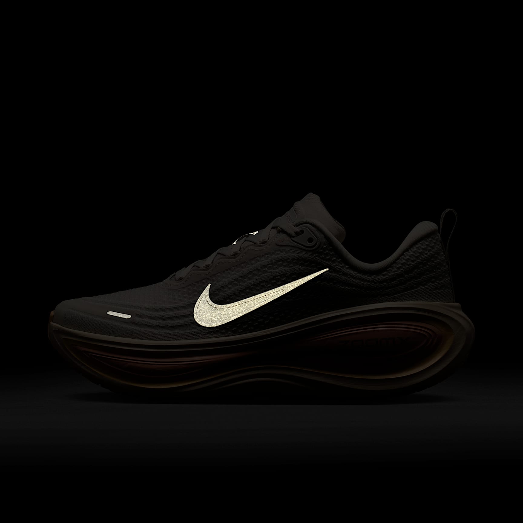 Nike Vomero Plus Straßenlaufschuh (Damen) – Light Bone/Arctic Orange/Ice Peach/Metallic Silver