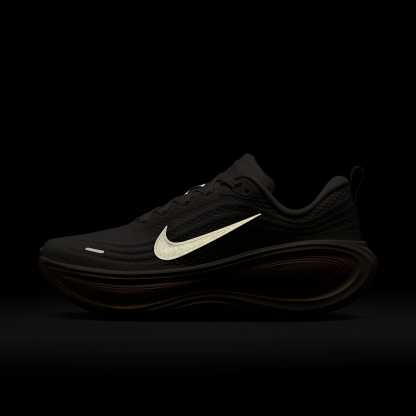 Nike Vomero Plus Straßenlaufschuh (Damen) – Light Bone/Arctic Orange/Ice Peach/Metallic Silver