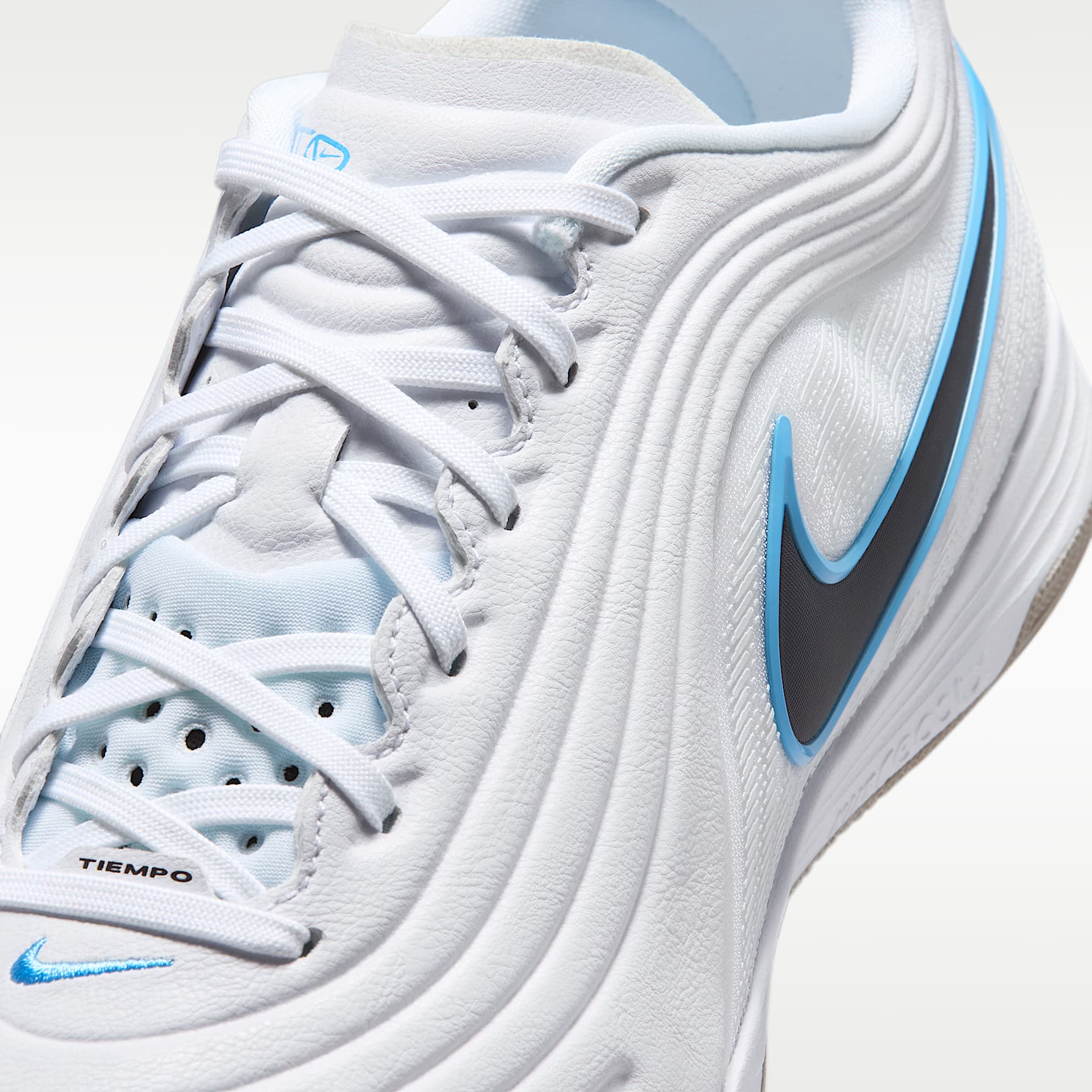 Nike Tiempo Reactgato Low Top Fußballschuh für Hallen- und Hartplätze – Weiß/Shimmer