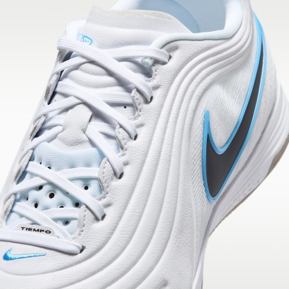 Nike Tiempo Reactgato Low Top Fußballschuh für Hallen- und Hartplätze – Weiß/Shimmer