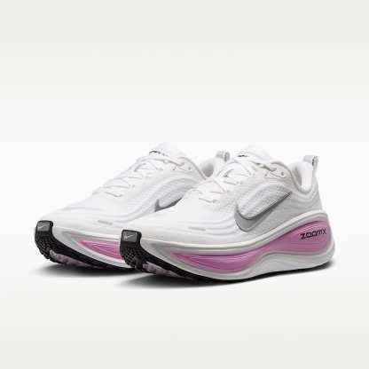 Nike Vomero Plus Straßenlaufschuh (Damen) – Weiß/Bleached Lilac/Summit White/Metallic Silver