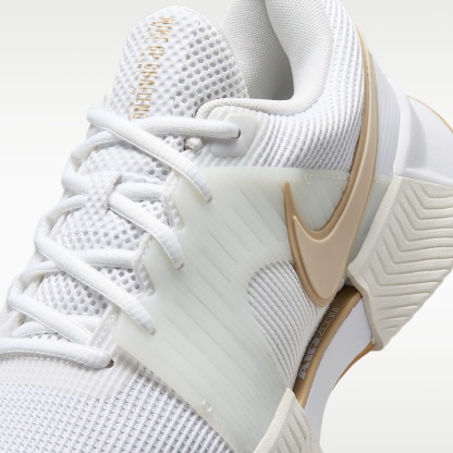 Nike GP Challenge 1.5 Hartplatz-Tennisschuh (Damen) – Weiß/Summit White/Linen/Light Orewood Brown