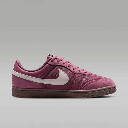 Air Jordan Skyline Low Damenschuh – Desert Berry/Schwarz/Gum Medium Brown/Sail