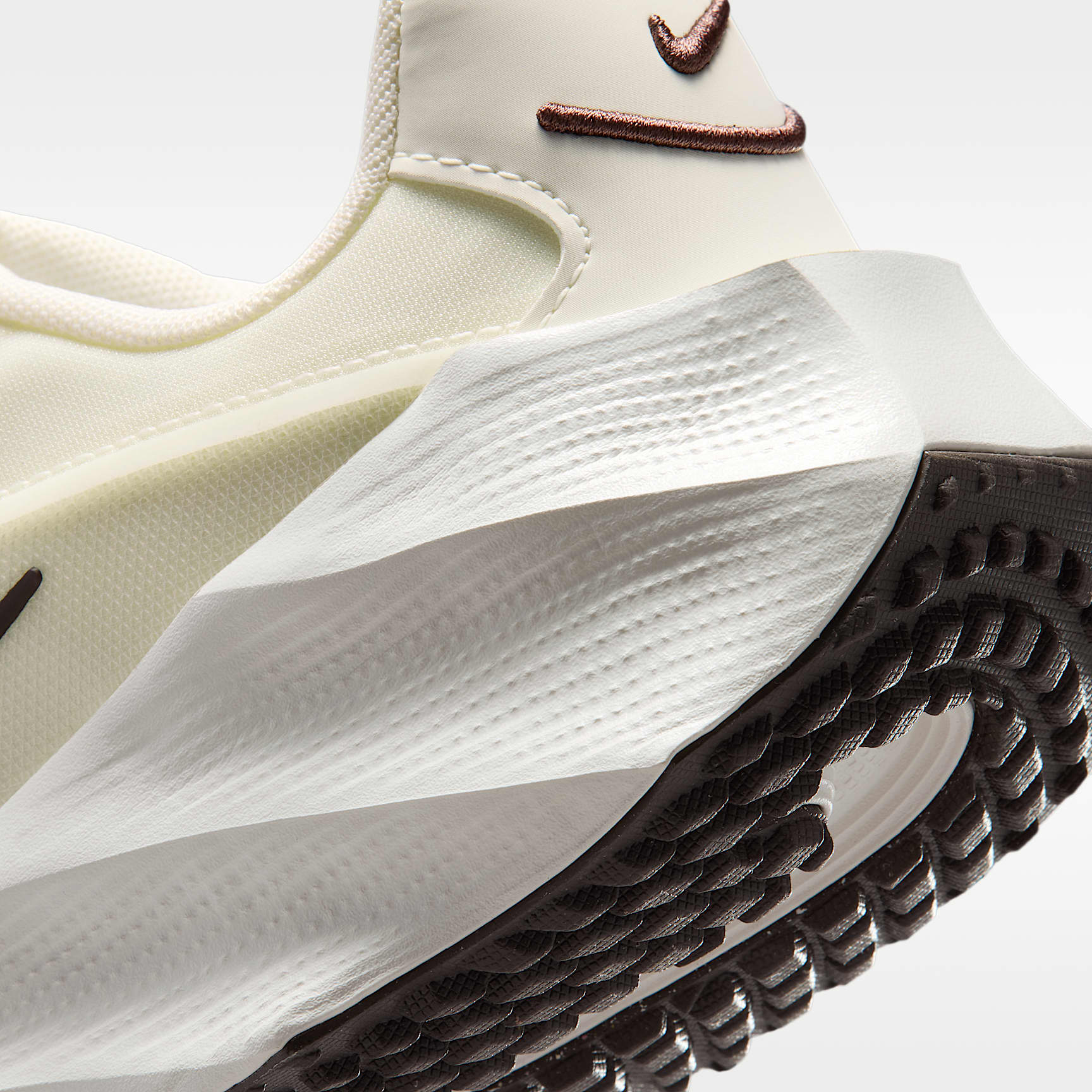 Nike Aura Edge Schuh (Damen) – Sail/Chocolate
