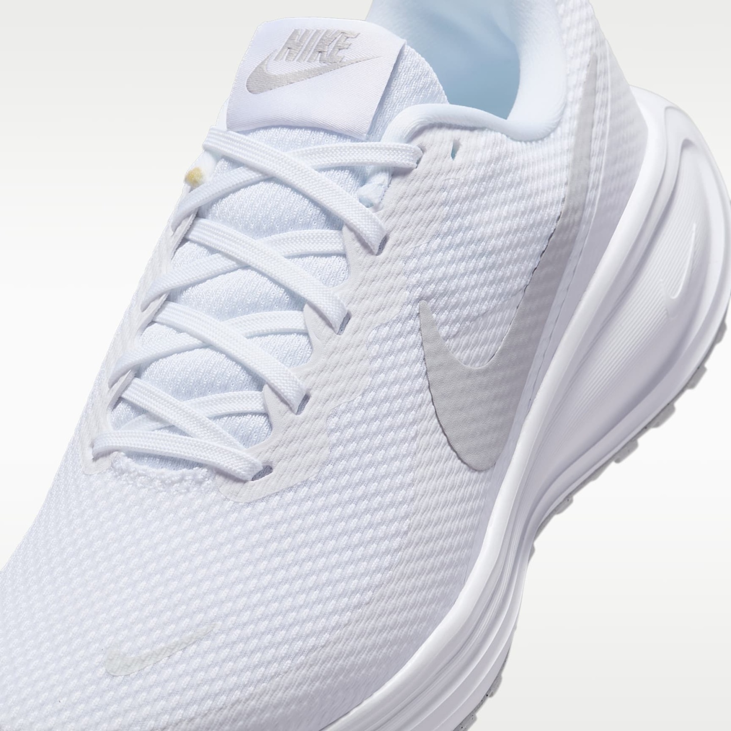 Nike Revolution 8 Straßenlaufschuh (Damen) – Weiß/Pure Platinum