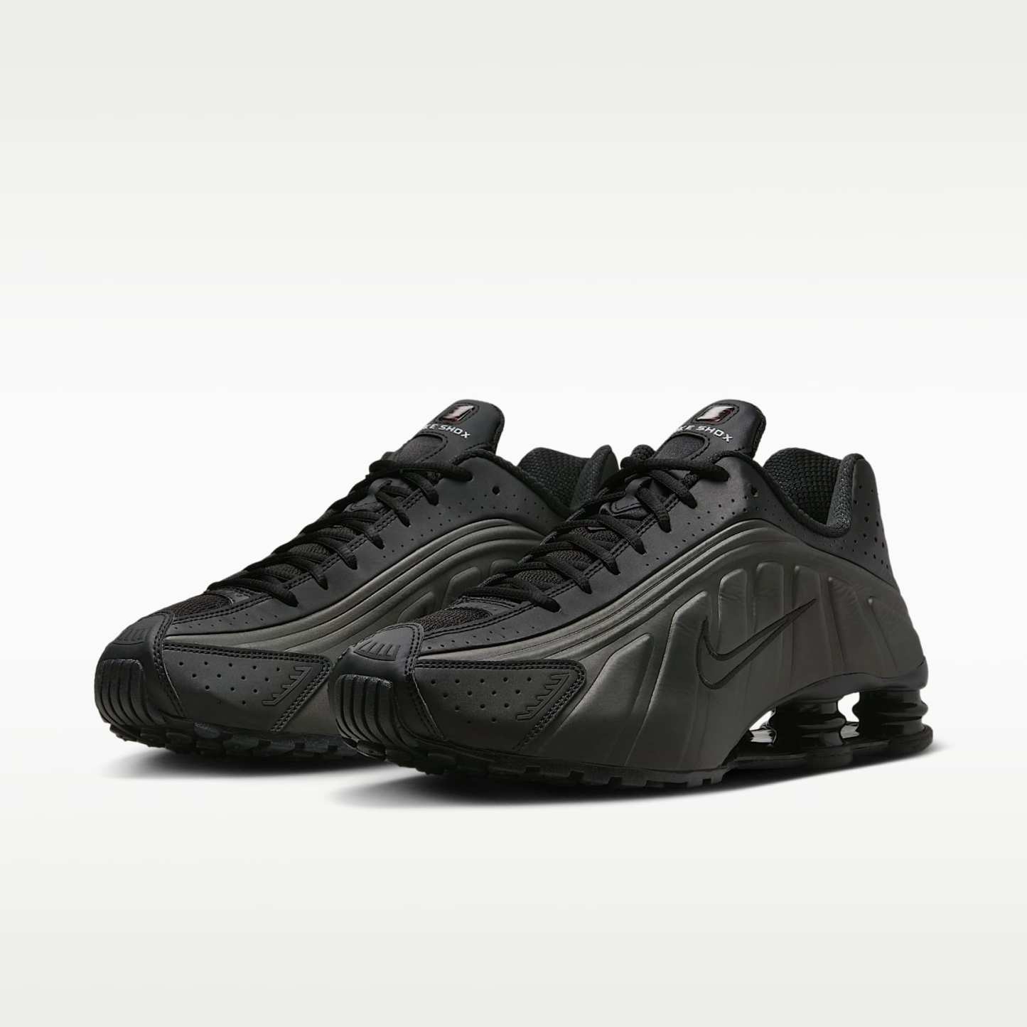 Nike Shox R4 Schuh (Herren) – Schwarz/Schwarz/Bright Crimson/Schwarz