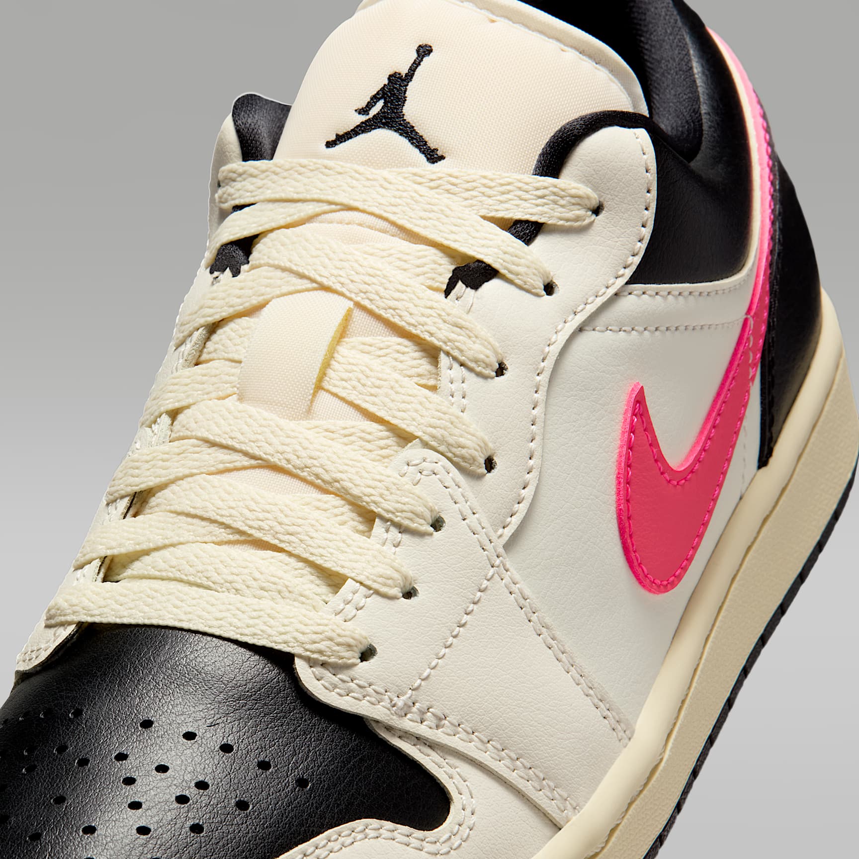 Air Jordan 1 Low Damenschuh – Pale Ivory/Schwarz/Muslin/Racer Pink