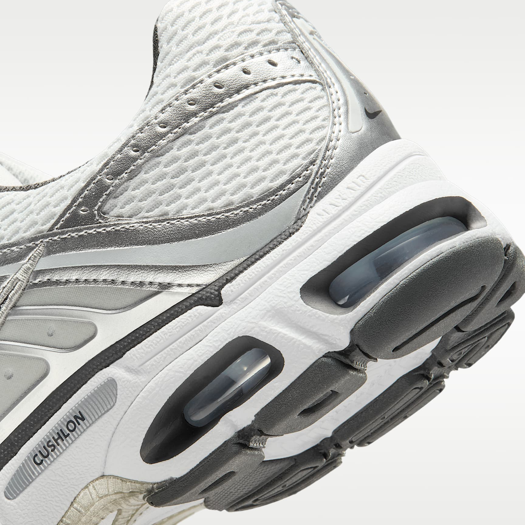 Nike Air Max Moto 2K Schuh (Herren) – Photon Dust/Metallic Silver/Light Smoke Grey/Anthracite