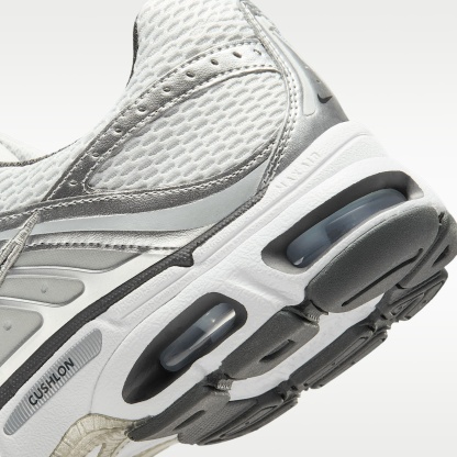 Nike Air Max Moto 2K Schuh (Herren) – Photon Dust/Metallic Silver/Light Smoke Grey/Anthracite