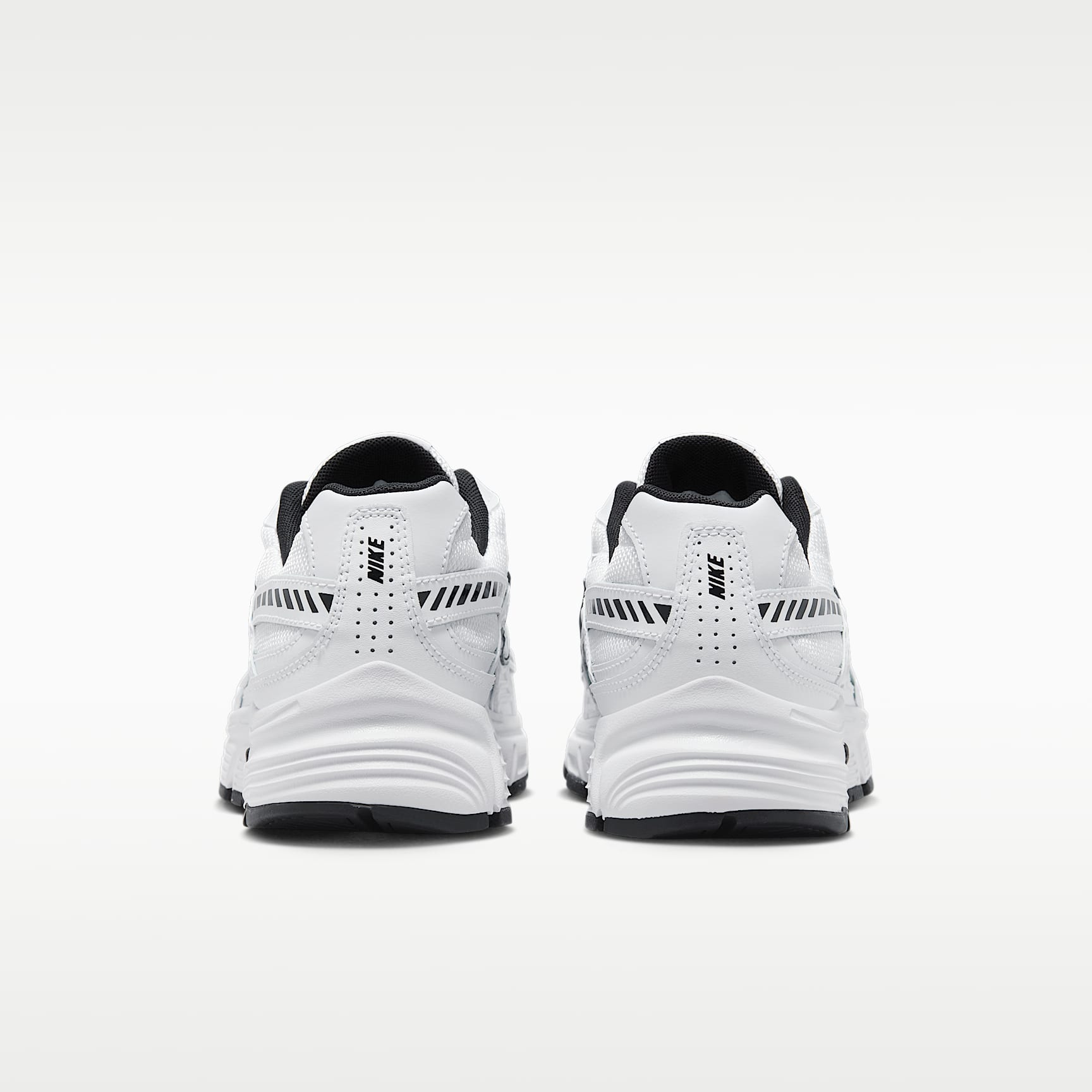 Nike Initiator Damenschuh – Weiß/Weiß/Schwarz/Metallic Silver