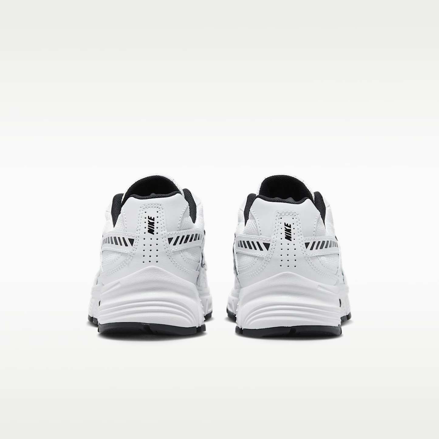 Nike Initiator Damenschuh – Weiß/Weiß/Schwarz/Metallic Silver
