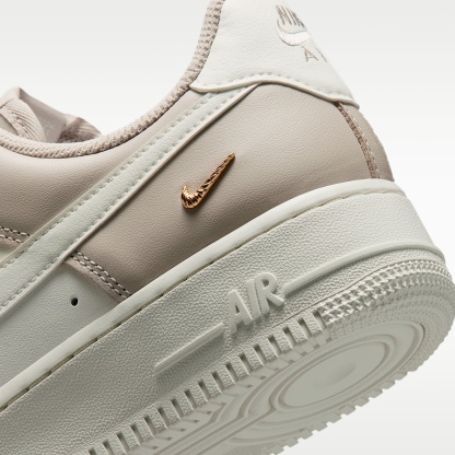Nike Air Force 1 '07 Schuh (Damen) – Cream II/Metallic Gold/Sail