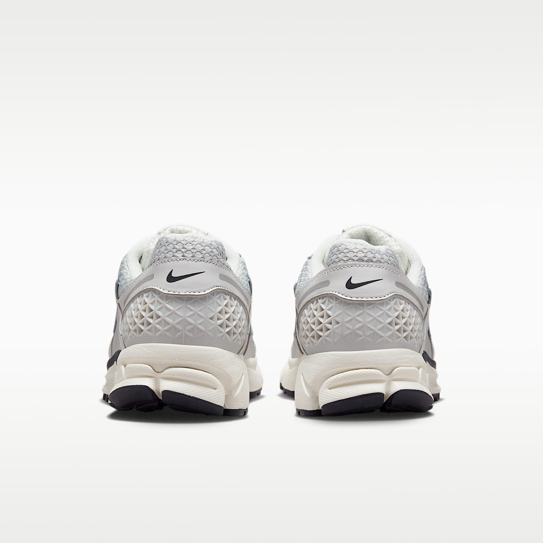 Nike Zoom Vomero 5 Schuh (Damen) – Photon Dust/Gridiron/Sail/Chrome