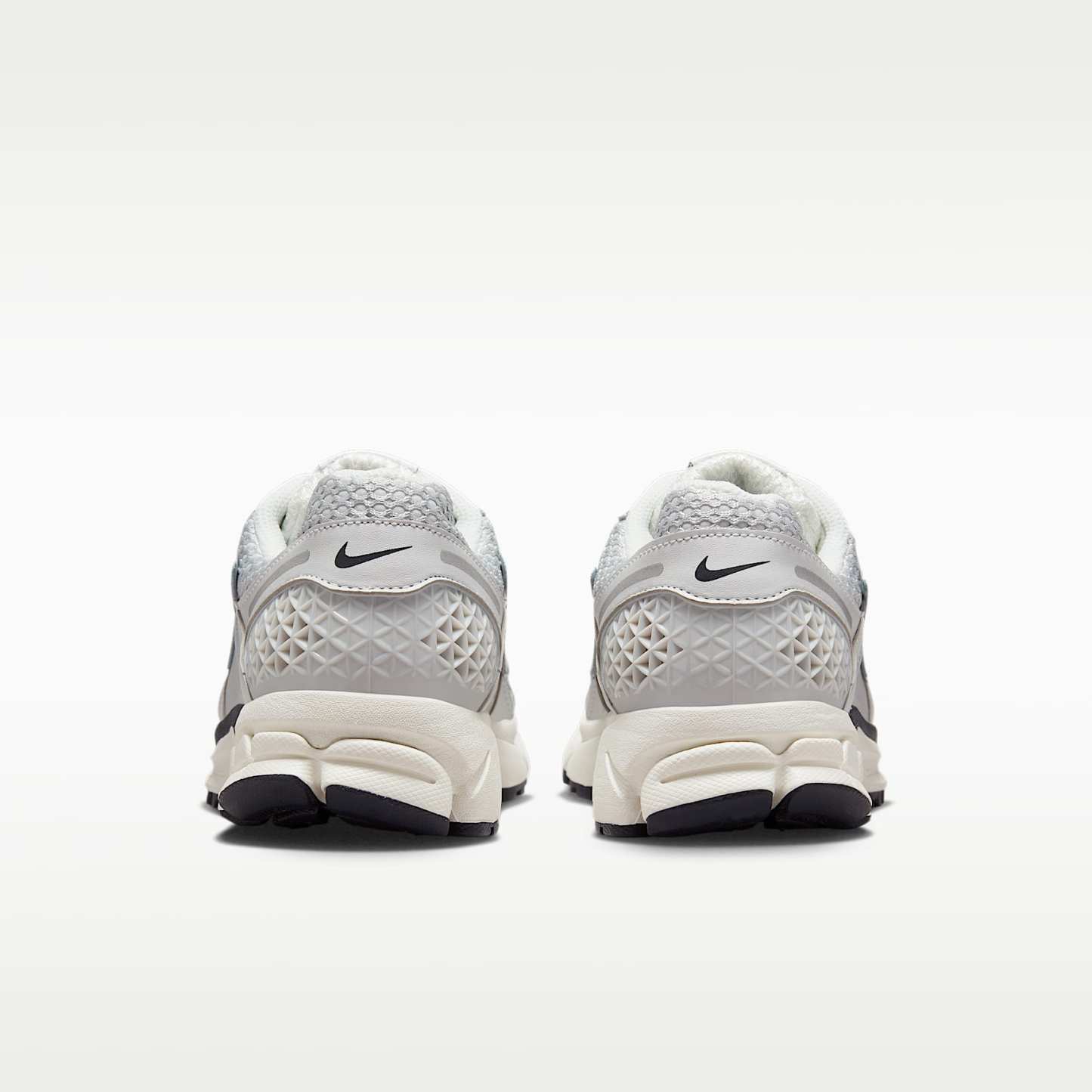 Nike Zoom Vomero 5 Schuh (Damen) – Photon Dust/Gridiron/Sail/Chrome