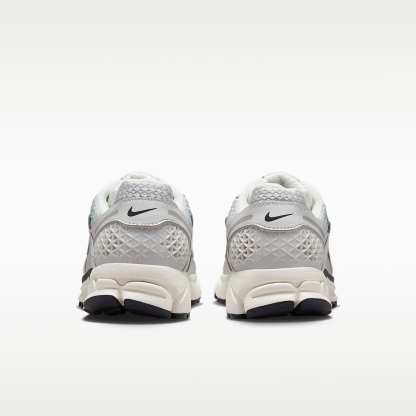 Nike Zoom Vomero 5 Schuh (Damen) – Photon Dust/Gridiron/Sail/Chrome