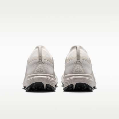 ACG Pegasus Trail GORE-TEX wasserfester Traillaufschuh (Damen) – Cream II/Light Orewood Brown