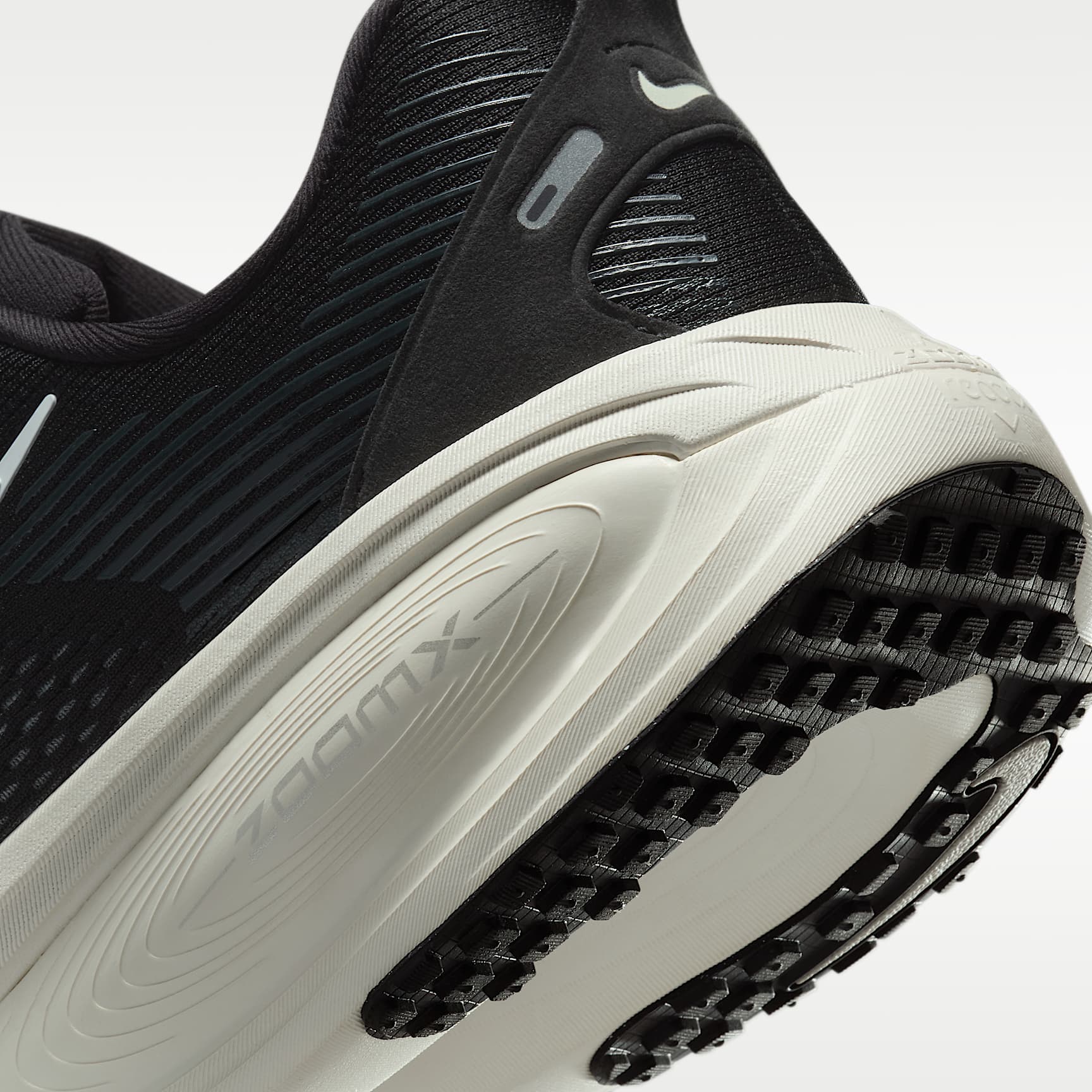 Nike Vomero 18 Herren-Laufschuh (weit) – Schwarz/Coconut Milk/Light Iron Ore/Summit White
