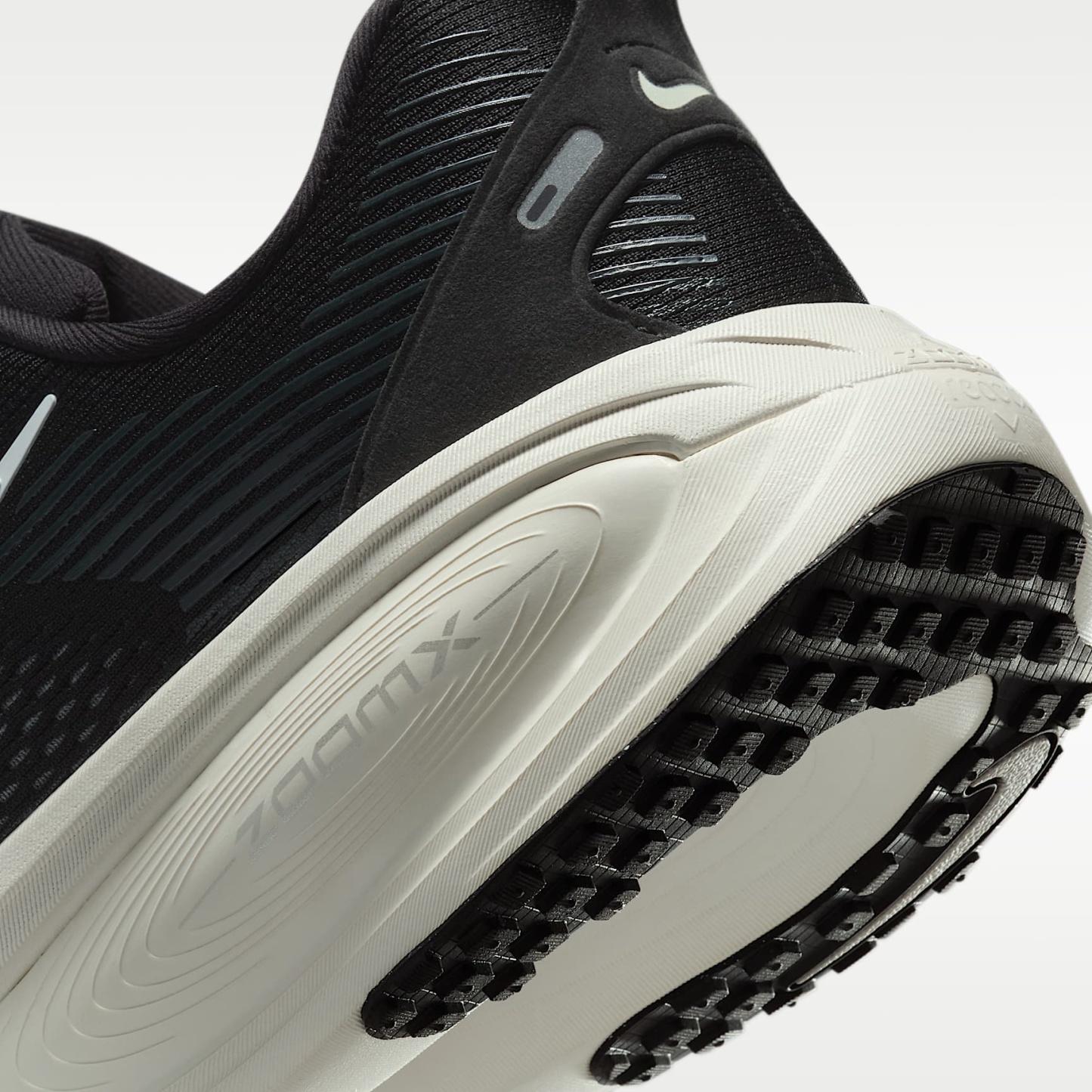 Nike Vomero 18 Herren-Laufschuh (weit) – Schwarz/Coconut Milk/Light Iron Ore/Summit White