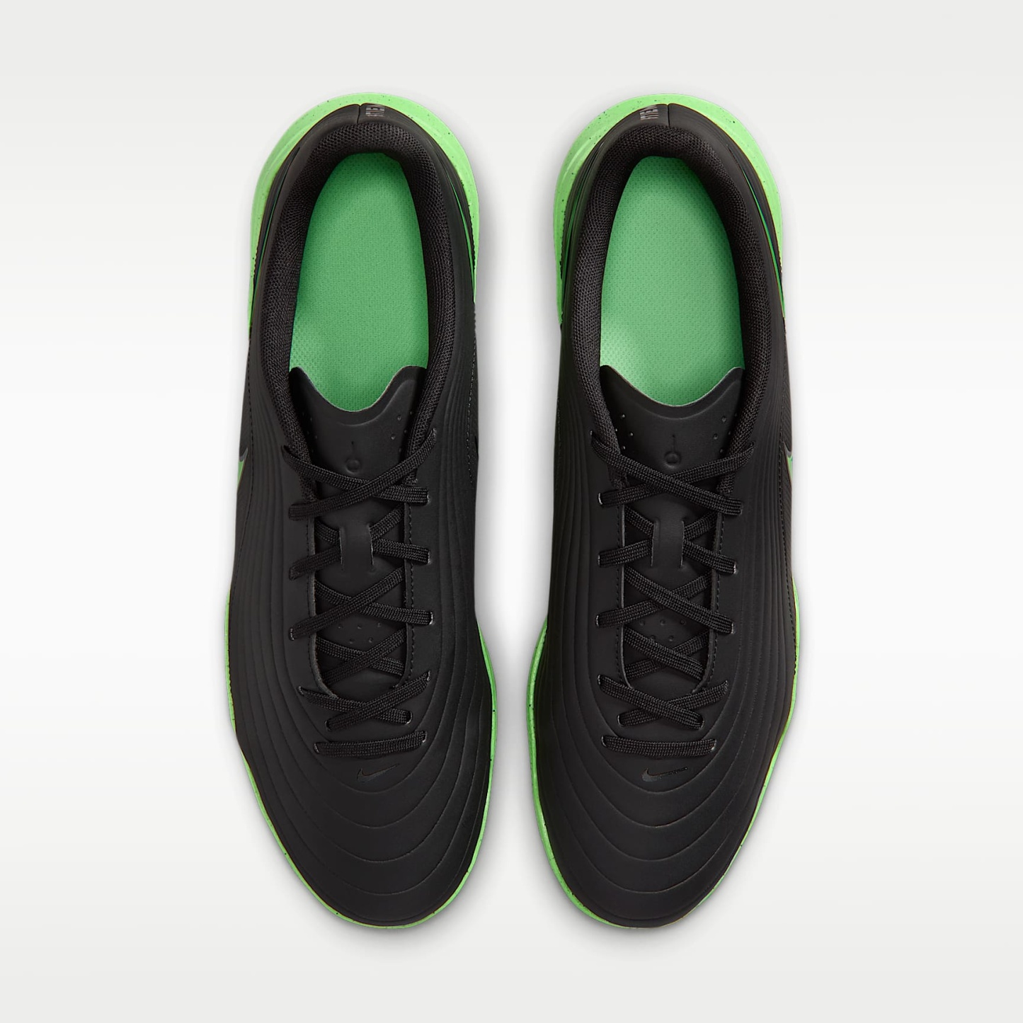 Nike Tiempo Maestro Club Low-Top-Fußballschuh für Hallen- und Hartplätze – Schwarz/Schwarz/Illusion Green