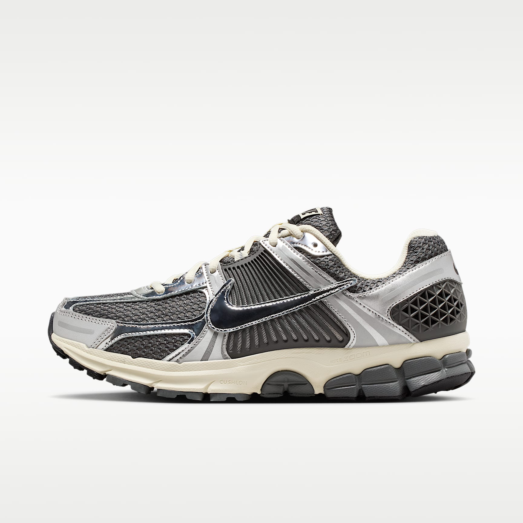 Nike Zoom Vomero 5 Schuh (Herren) – Iron Grey/Metallic Silver/Coconut Milk/Chrome
