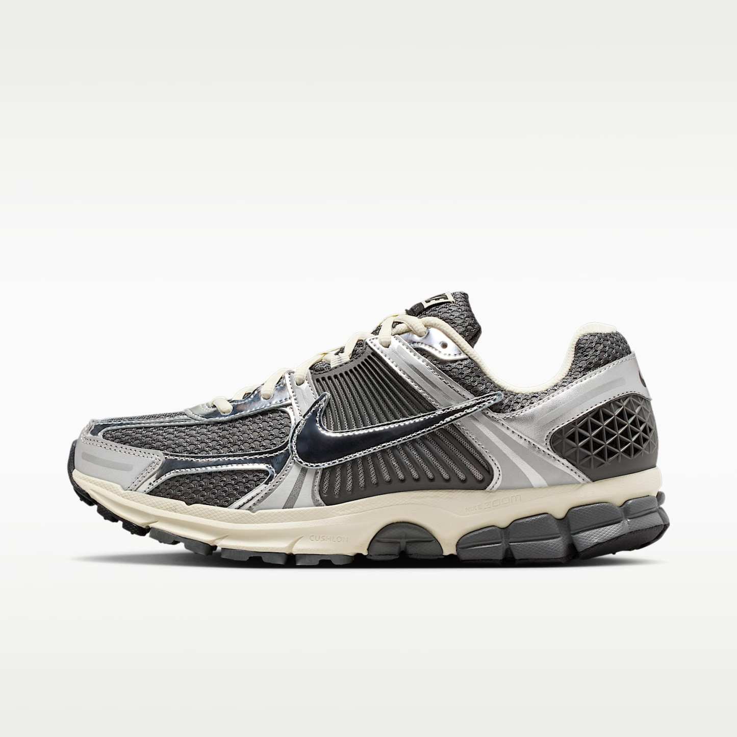 Nike Zoom Vomero 5 Schuh (Herren) – Iron Grey/Metallic Silver/Coconut Milk/Chrome