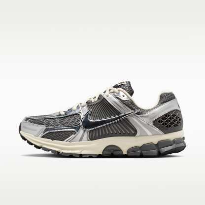 Nike Zoom Vomero 5 Schuh (Herren) – Iron Grey/Metallic Silver/Coconut Milk/Chrome
