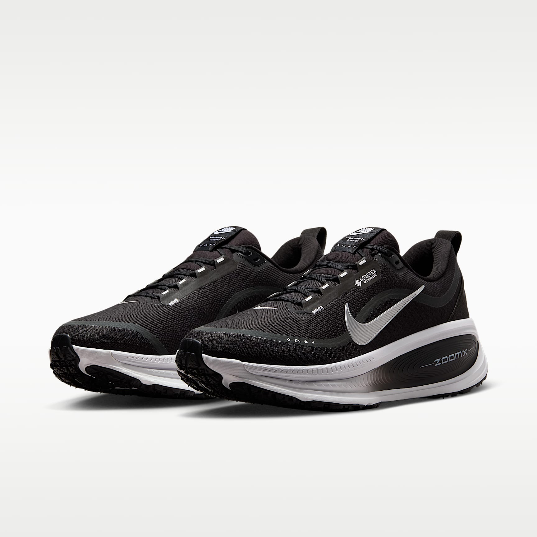 Nike Vomero 18 GORE-TEX wasserdichter Straßenlaufschuh mit reflektierenden Akzenten (Herren) – Schwarz/Anthracite/Weiß/Metallic Silver