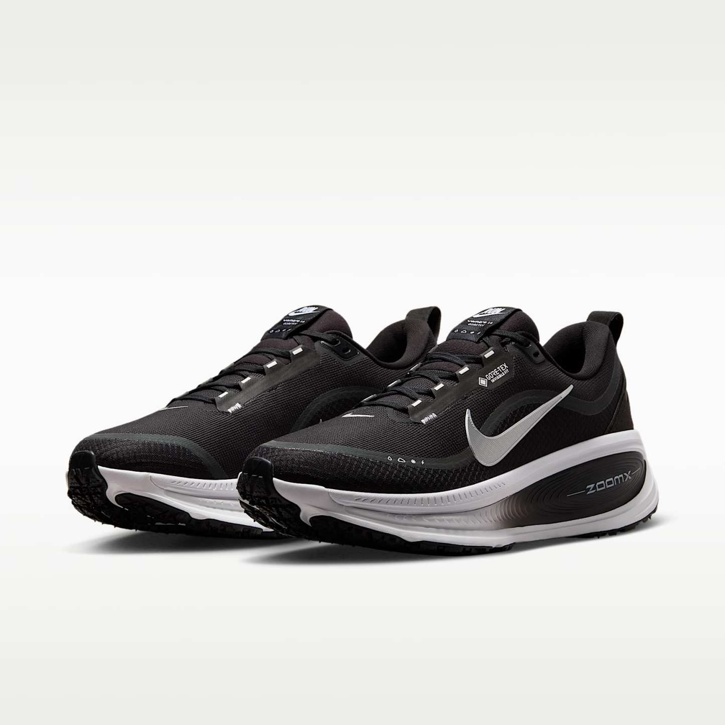 Nike Vomero 18 GORE-TEX wasserdichter Straßenlaufschuh mit reflektierenden Akzenten (Herren) – Schwarz/Anthracite/Weiß/Metallic Silver