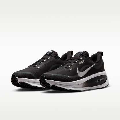 Nike Vomero 18 GORE-TEX wasserdichter Straßenlaufschuh mit reflektierenden Akzenten (Herren) – Schwarz/Anthracite/Weiß/Metallic Silver