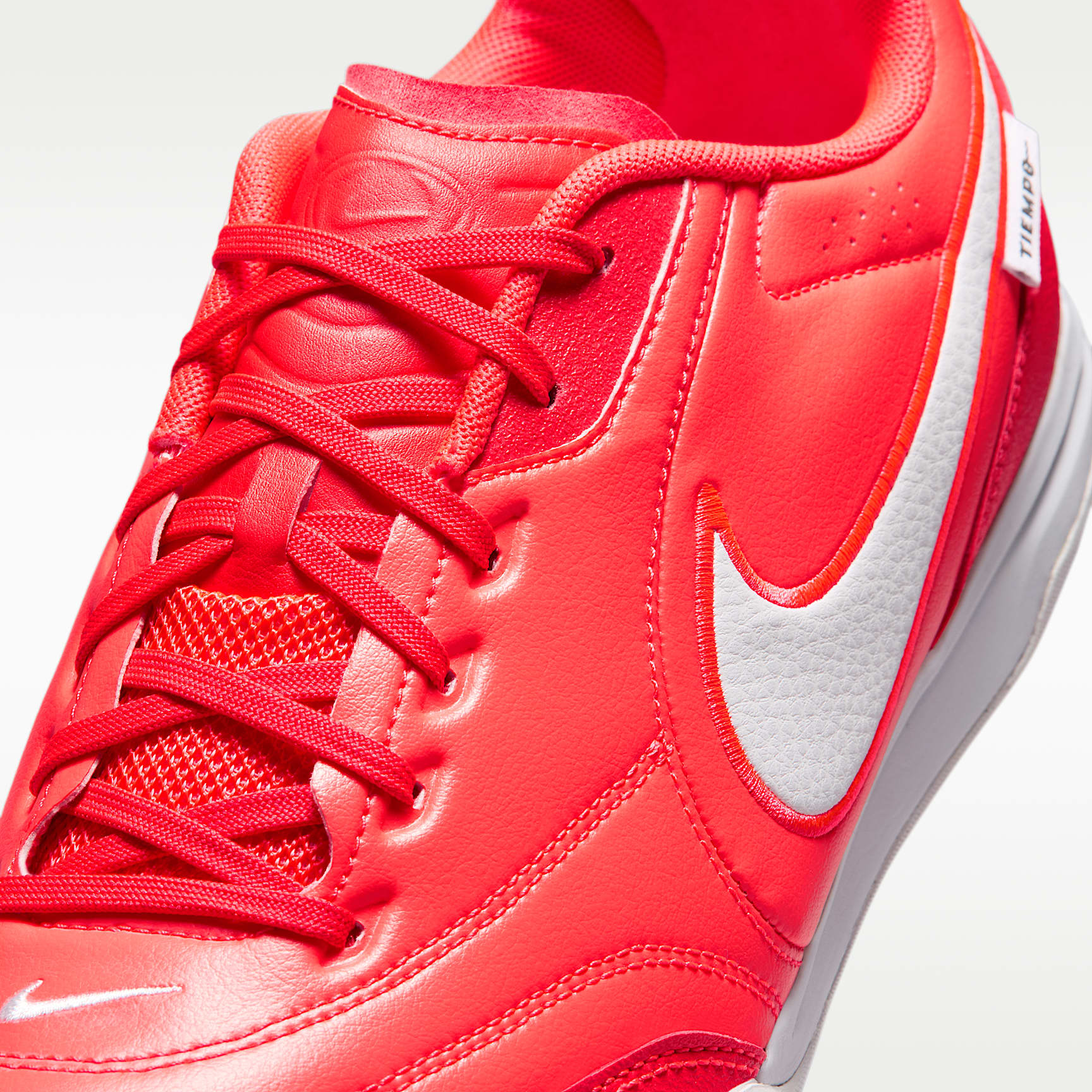 Nike Tiempo Streetgato Low-Top-Fußballschuh für Hallen- und Hartplätze – Bright Crimson/Weiß/Weiß