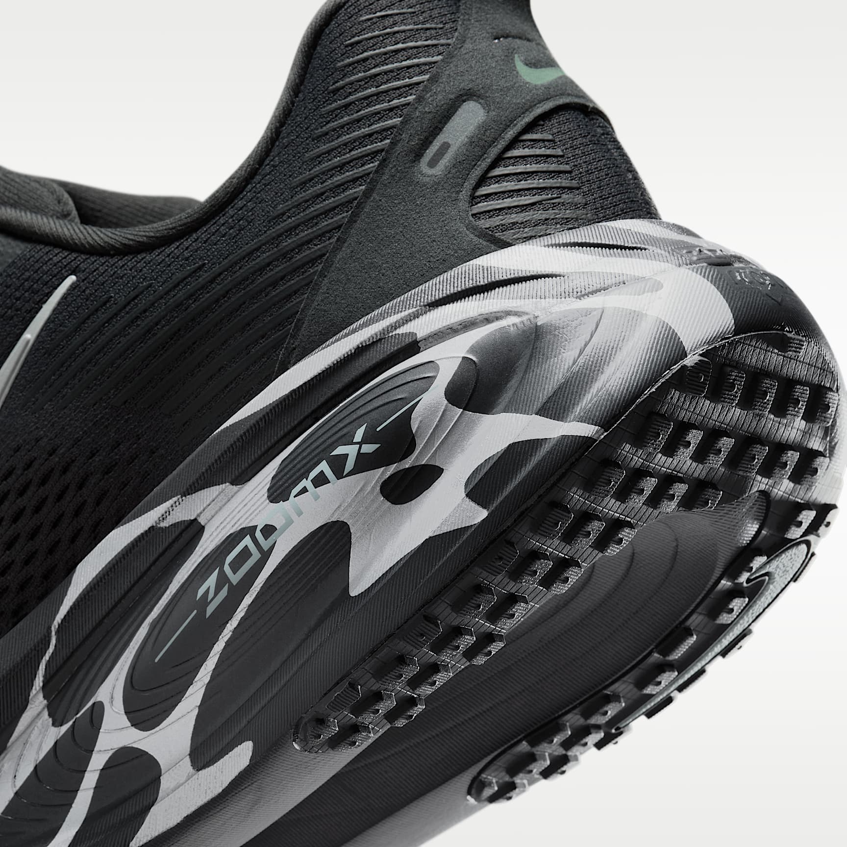 Nike Vomero 18 Straßenlaufschuh (Herren) – Anthracite/Cannon/Metallic Silver/Reflect Silver