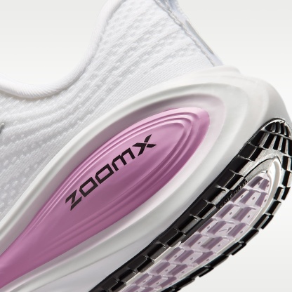 Nike Vomero Plus Straßenlaufschuh (Damen) – Weiß/Bleached Lilac/Summit White/Metallic Silver
