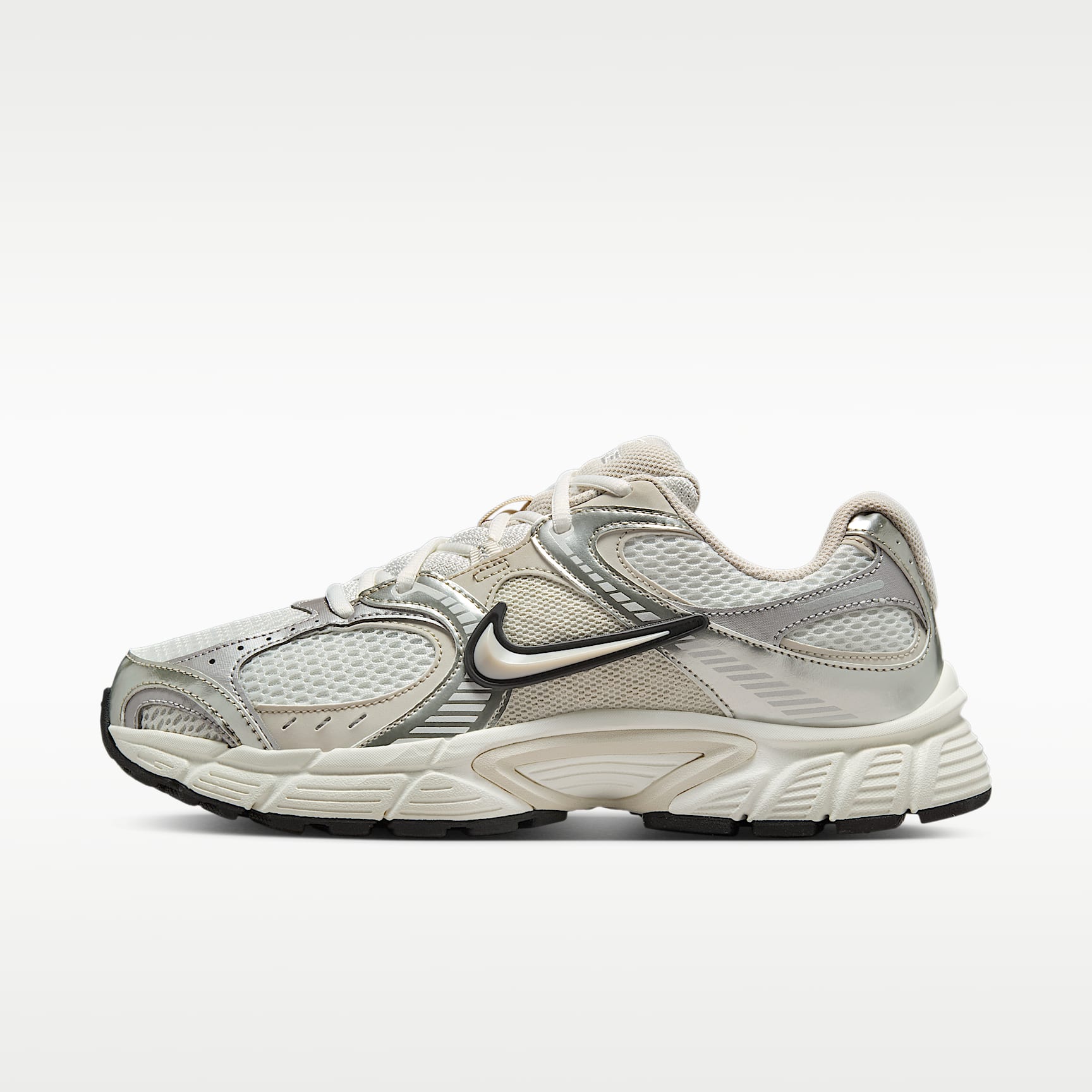 Nike V5 RNR Schuh mit reflektierenden Akzenten (Damen) – Summit White/Sail/Schwarz/Light Orewood Brown
