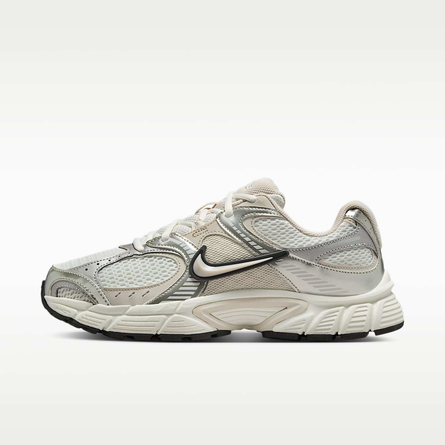 Nike V5 RNR Schuh mit reflektierenden Akzenten (Damen) – Summit White/Sail/Schwarz/Light Orewood Brown