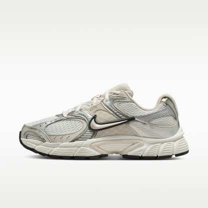 Nike V5 RNR Schuh mit reflektierenden Akzenten (Damen) – Summit White/Sail/Schwarz/Light Orewood Brown
