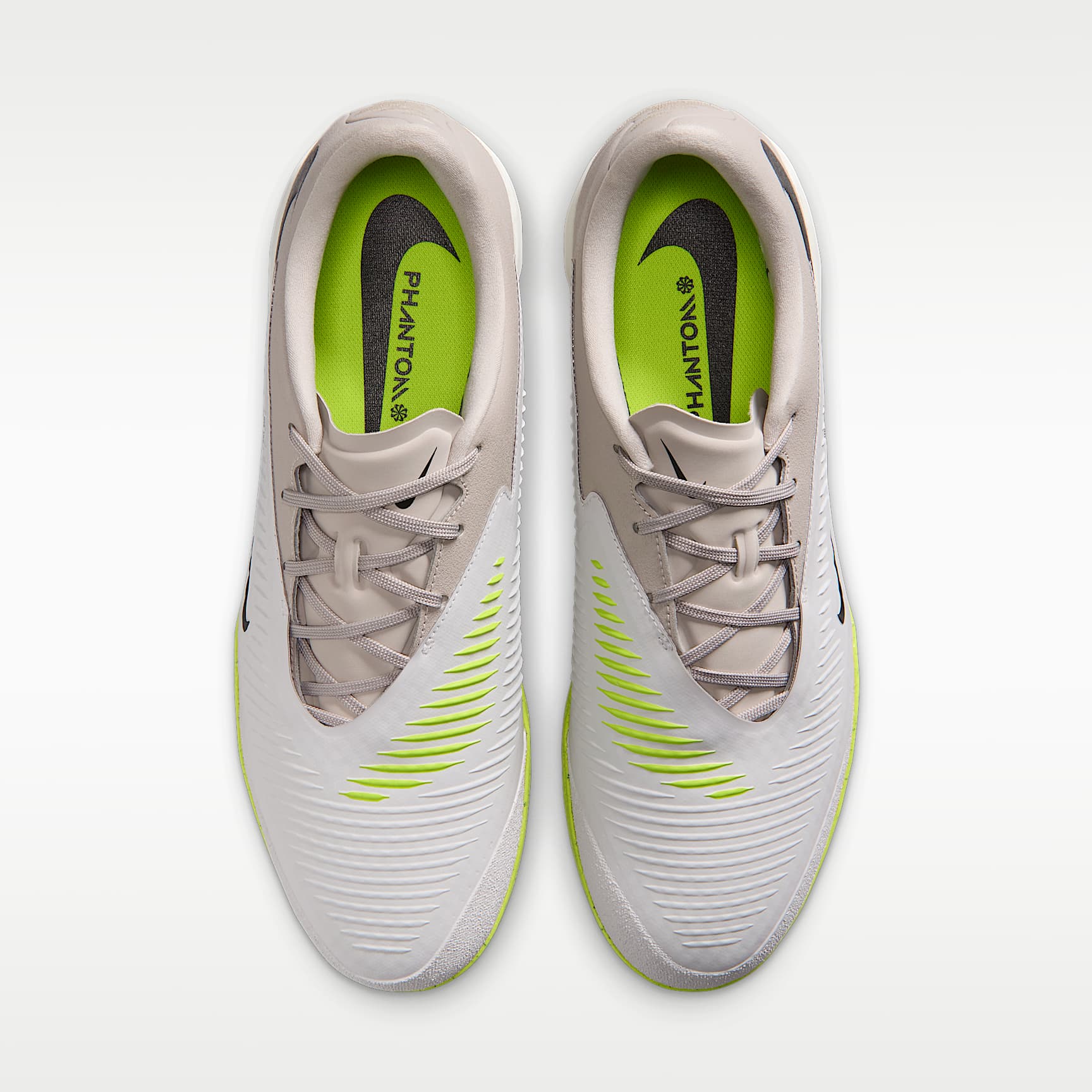 Nike Phantom 6 Low Academy Fußballschuh für Hallen- und Hartplätze – Moon Particle/Lemon Venom/Schwarz