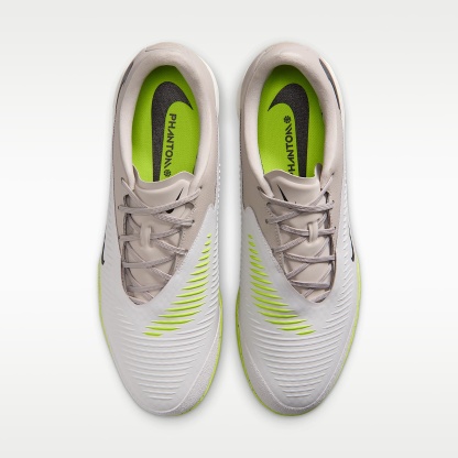 Nike Phantom 6 Low Academy Fußballschuh für Hallen- und Hartplätze – Moon Particle/Lemon Venom/Schwarz