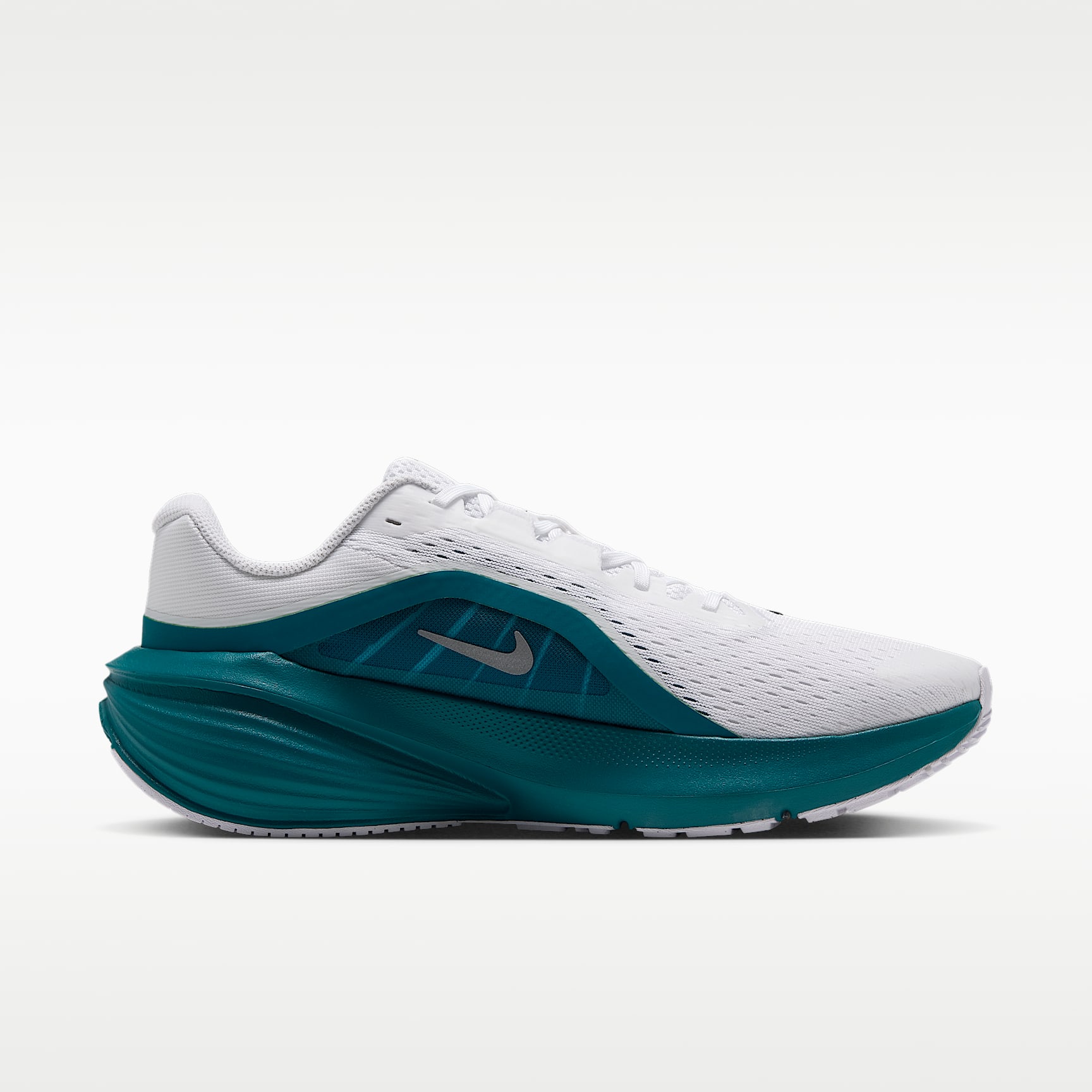 Nike Downshifter 14 Straßenlaufschuh (Herren) – Weiß/Bright Spruce/Schwarz/Metallic Silver