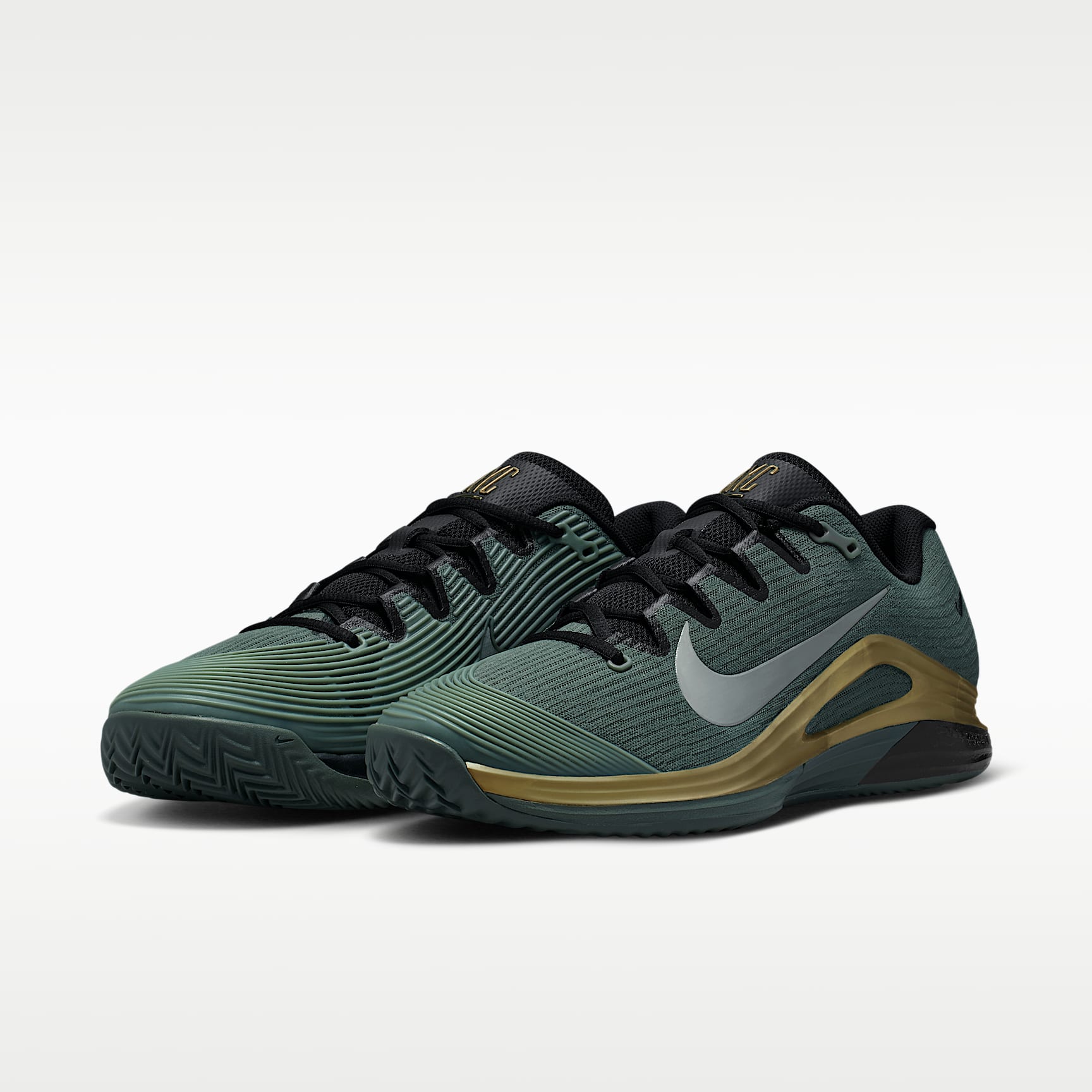 Nike Vapor 12 PRM Tennisschuhe für Clay Courts (Herren) – Camo Green/Metallic Gold/Schwarz/Pure Platinum