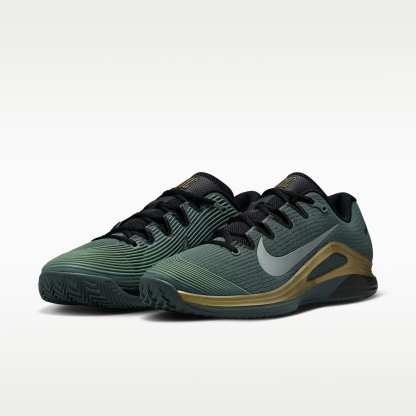 Nike Vapor 12 PRM Tennisschuhe für Clay Courts (Herren) – Camo Green/Metallic Gold/Schwarz/Pure Platinum