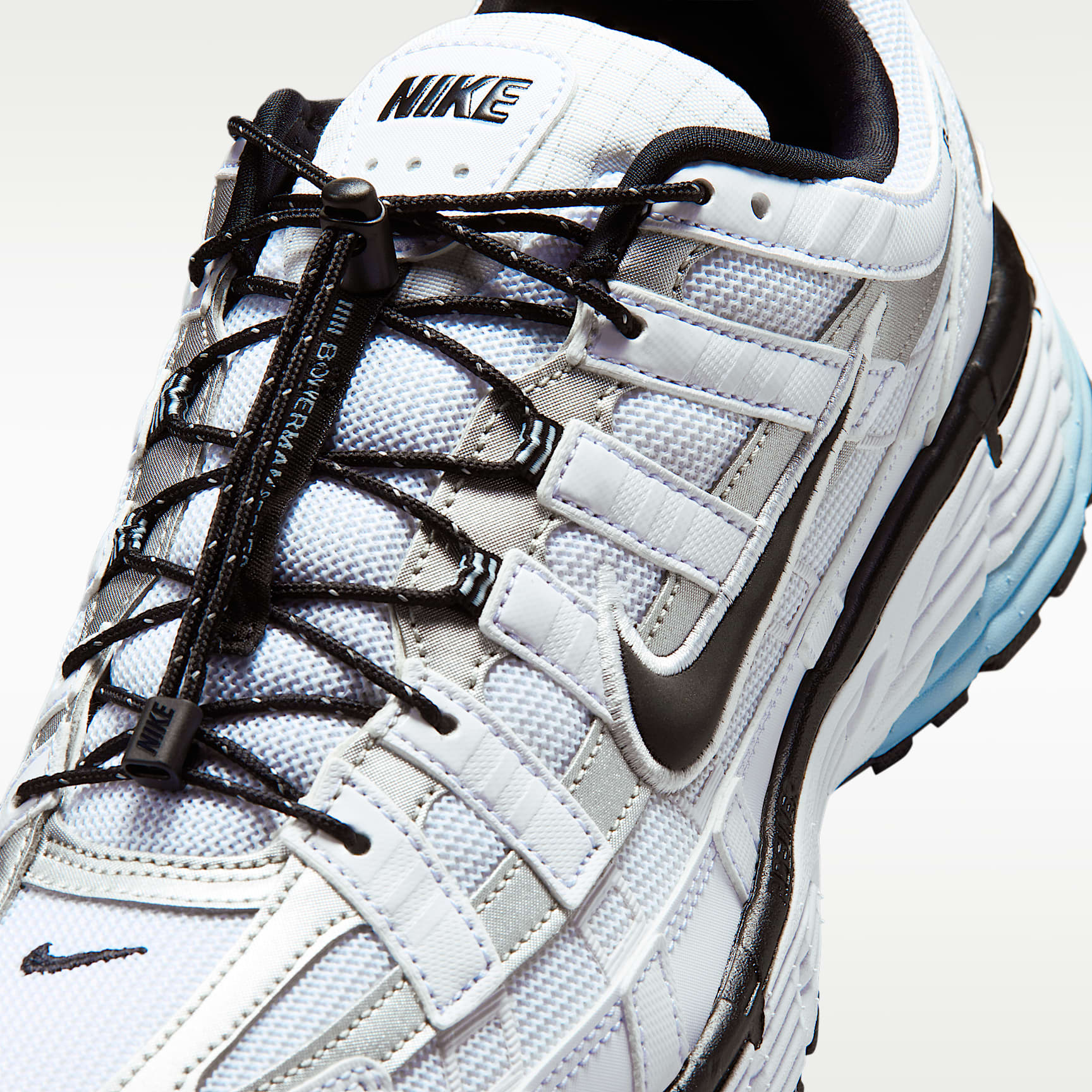 Nike P-6000 Schuh (Herren) – Weiß/Light Armory Blue/Metallic Silver/Schwarz