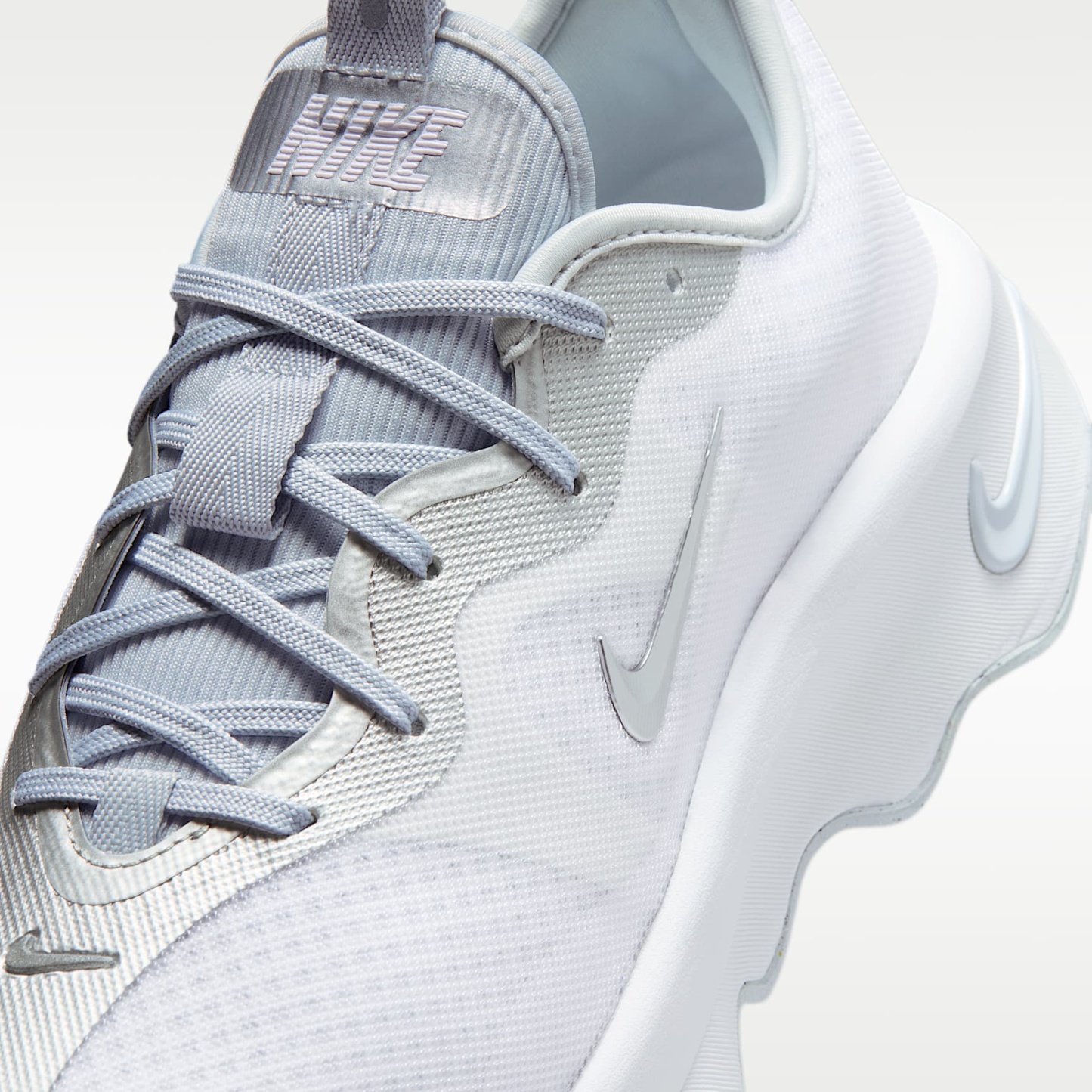 Nike Motiva 2 Walking-Schuhe (Damen) – Weiß/Pure Platinum/Metallic Silver