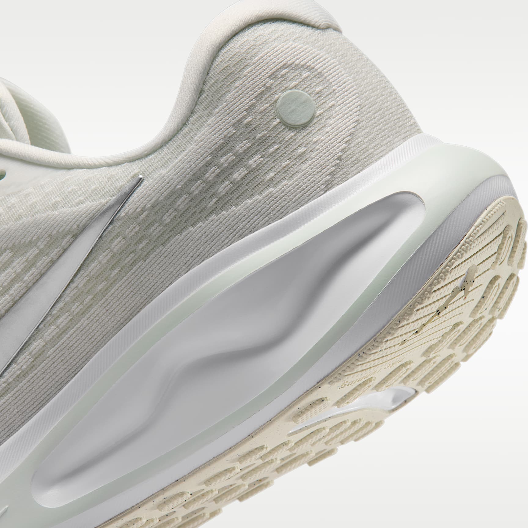 Nike Journey Run Straßenlaufschuh für Damen – Summit White/Barely Green/Weiß/Metallic Silver