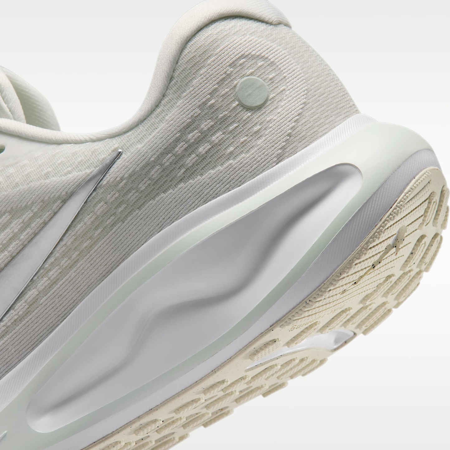 Nike Journey Run Straßenlaufschuh für Damen – Summit White/Barely Green/Weiß/Metallic Silver