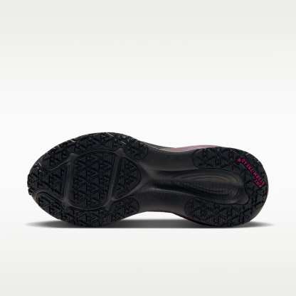 Nike Vomero 18 GORE-TEX Wasserdichter Straßenlaufschuh mit reflektierenden Designakzenten (Damen) – Schwarz/True Berry/Purple Pulse/Metallic Silver