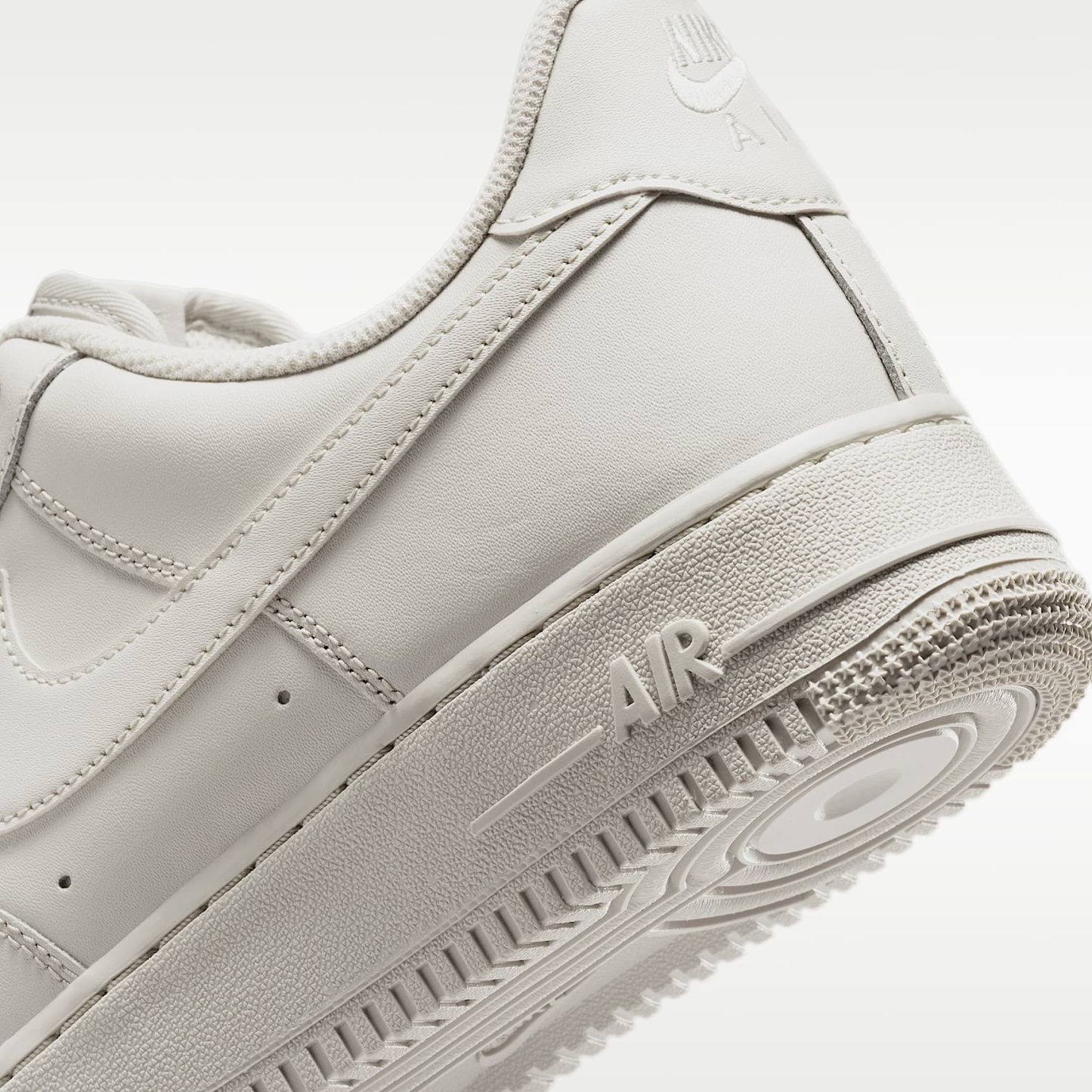 Nike Air Force 1 '07 Schuh (Herren) – Light Bone/Metallic Silver/Light Bone