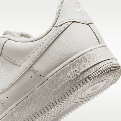Nike Air Force 1 '07 Schuh (Herren) – Light Bone/Metallic Silver/Light Bone