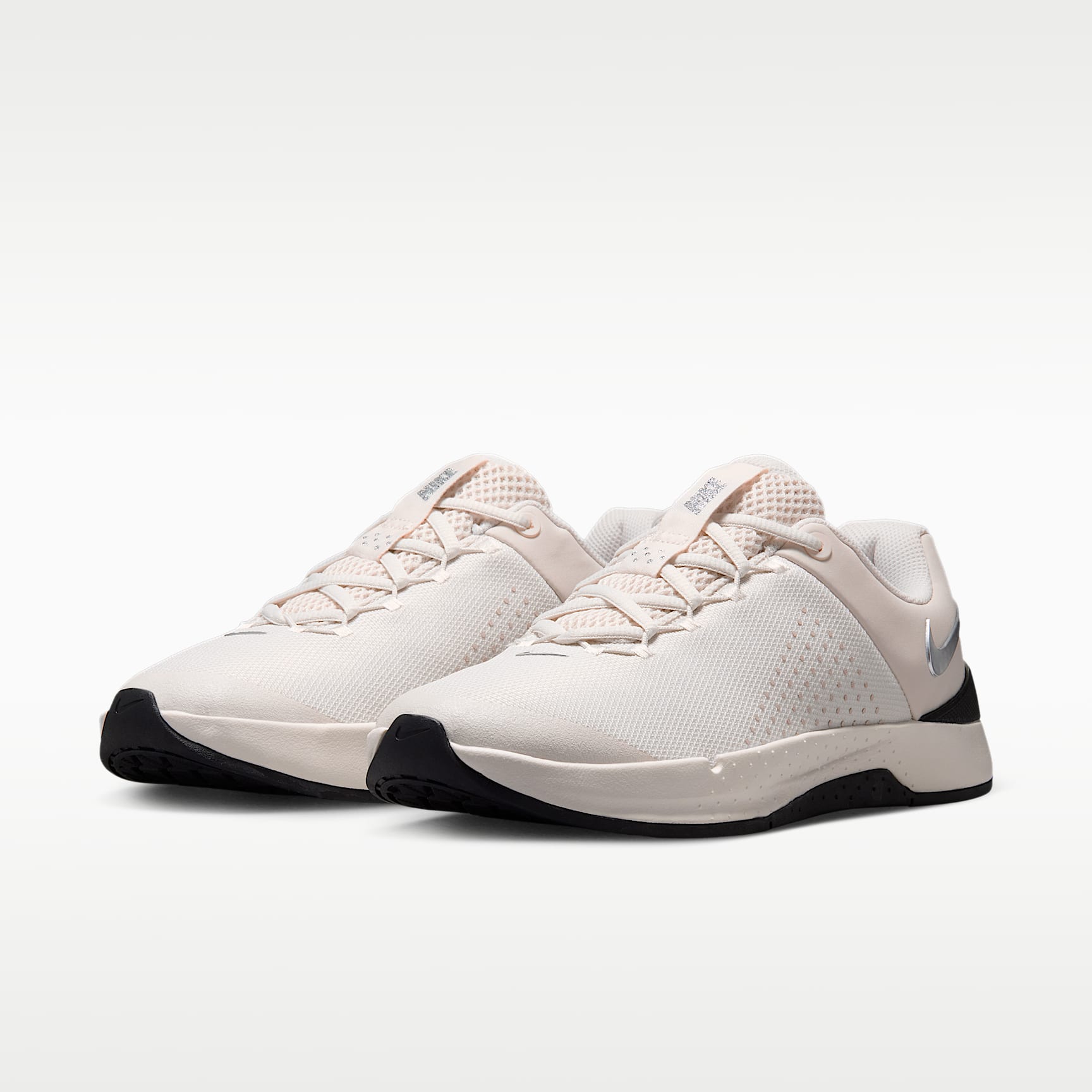 Nike MC Trainer 4 Trainingsschuh (Damen) – Phantom/Schwarz/Metallic Silver