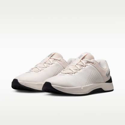 Nike MC Trainer 4 Trainingsschuh (Damen) – Phantom/Schwarz/Metallic Silver