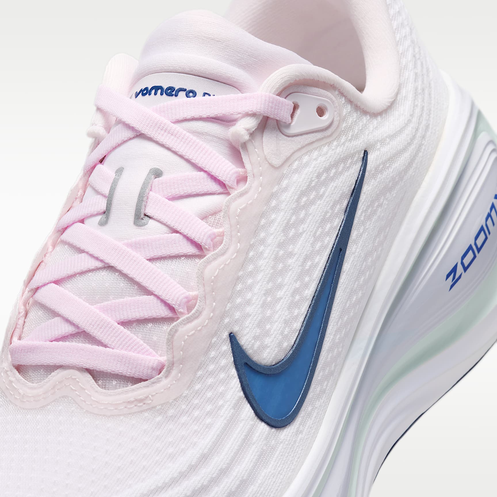 Nike Vomero Plus Straßenlaufschuh (Damen) – Pearl Pink/Weiß/Barely Green/Midnight Navy